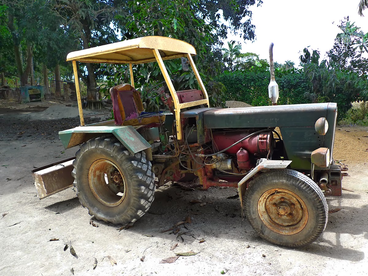 1-sm-P1080662-tractor.jpg